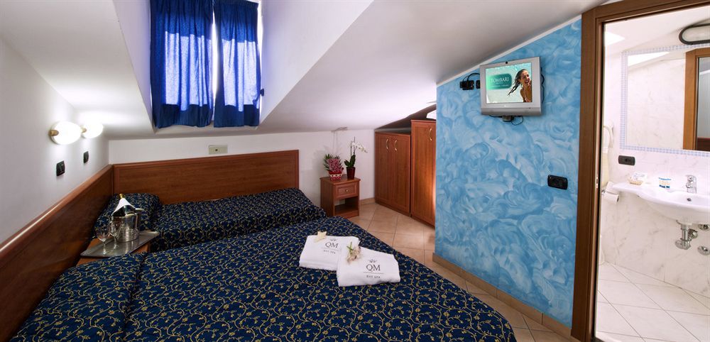Hotel Queen Mary Каттоліка Екстер'єр фото